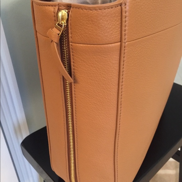 Tory Burch Ivy Side-Zip tote in the color Bark - Picture 6 of 8